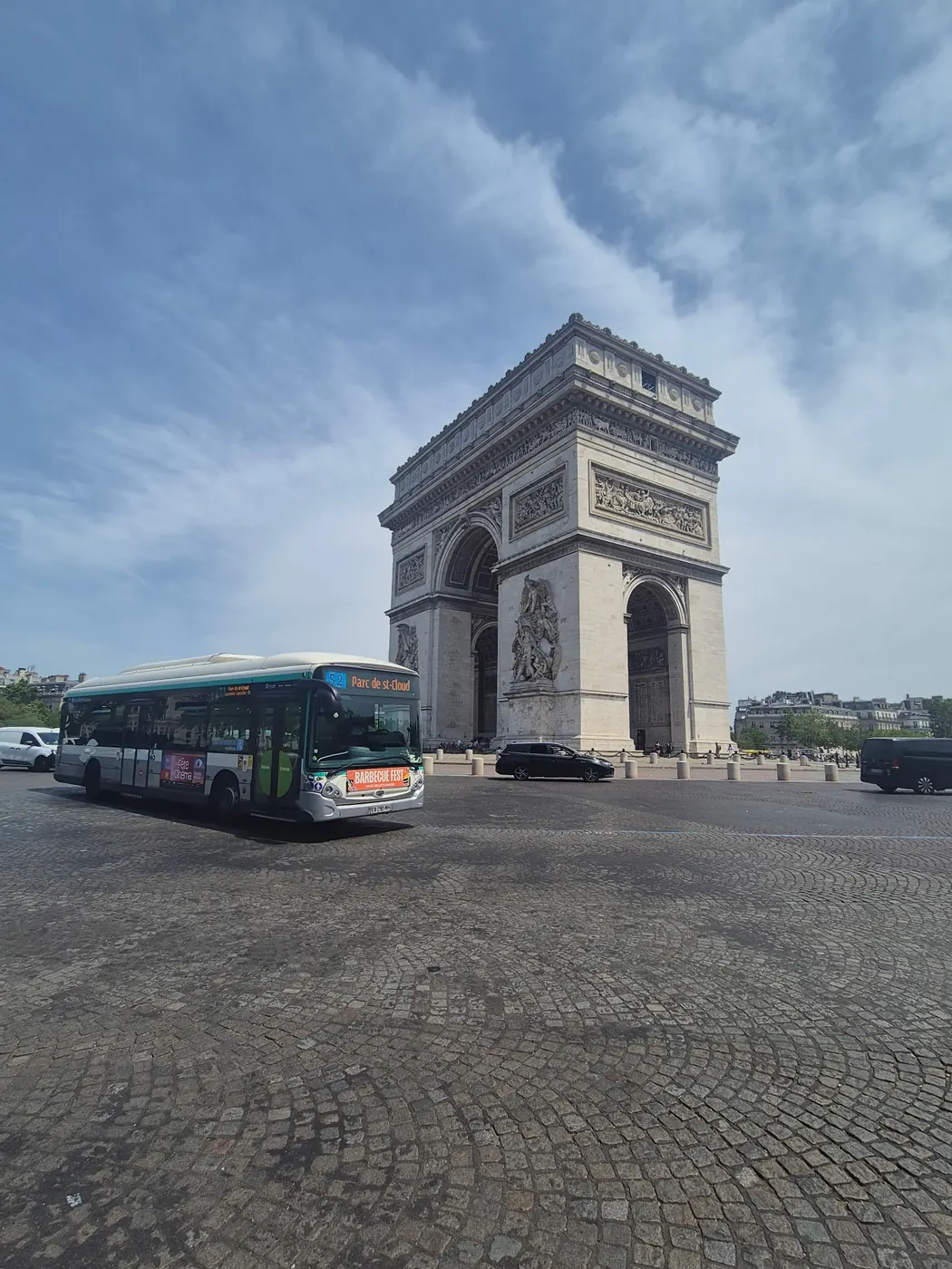 Bus Barbecue Fest devant l’Arc de Triomphe