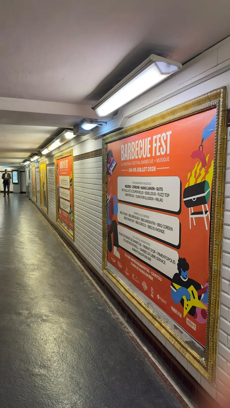 Couloir de métro — affiches C-Massif Barbecue Fest